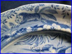 ANTIQUE BLUE TRANSFERWARE DEATH of a BEAR ORIENTAL SPORTS DINNER PLATE c. 1820