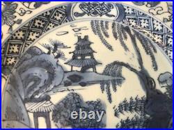 A 18th Century Chinese export blue & white plate, dia 22.8 cm