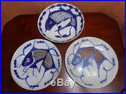 A GROUP OF 18th C CHINESE BLUE & WHITE PLATES DECORATED With FISH (CARP) & WAVES