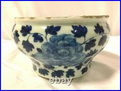 Antique Porcelain Flo blue & white classic Floral Pattern Delft vase 17th Cent