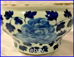 Antique Porcelain Flo blue & white classic Floral Pattern Delft vase 17th Cent