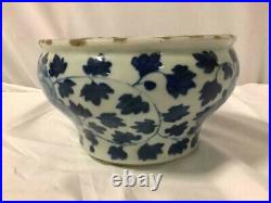 Antique Porcelain Flo blue & white classic Floral Pattern Delft vase 17th Cent