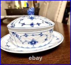 Copenhagen blue/white Covered bowl Withattached Plate/Shell Lid 6.5
