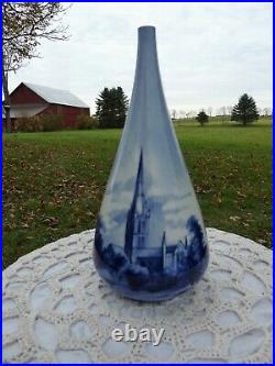 DOULTON BURSLEM England SALISBURY CATHEDRAL AW98341 BLUE & WHITE DISPLAY VASE