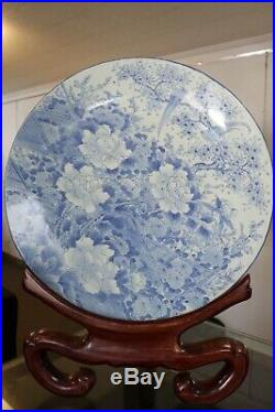 Magnificent Chinese blue white porcelain charger, Kangxi period, 1667