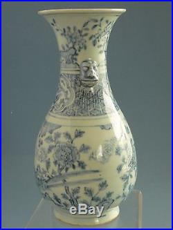 Ming Dynasty (1573-1619) blue and white Birds and flowers patterns vase
