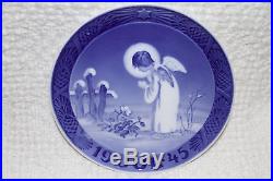 RARE 1945 ROYAL COPENHAGEN Blue White Christmas Plate Peaceful Motif Angel