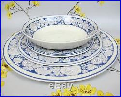 Stunning vintage white & blue Royal Doulton OAKDENE DINNER SERVICE for 6. Plates
