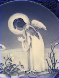 Vtg 1945 ROYAL COPENHAGEN Blue White Christmas Plate Peaceful Motif Angel/Flower