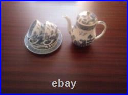 Wedgewood of Barlaston & Etruria Blue Willow two cup Coffèe set with a pot