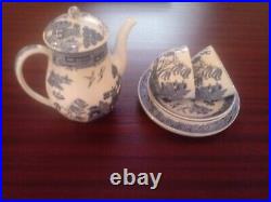 Wedgewood of Barlaston & Etruria Blue Willow two cup Coffèe set with a pot